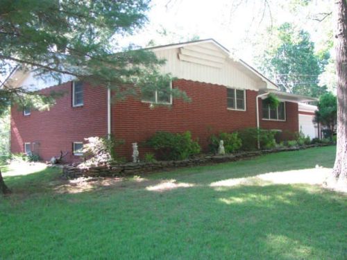 1306 Admiral Pl, Monett, MO 65708-1110