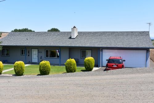 911 Gromore Rd, Yakima, WA 98908-9509