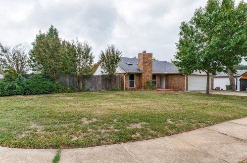 2960 Woodbridge Dr, Bedford, TX 76021-3640