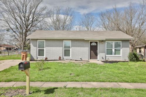 6026 Bluebell Cir, Austin TX  78741-3447 exterior
