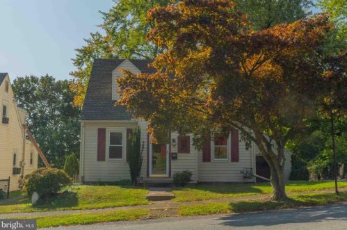 542 Benton St, Harrisburg, PA 17104-2411
