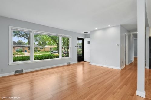 9214 Central Ave, Morton Grove, IL 60053-1524