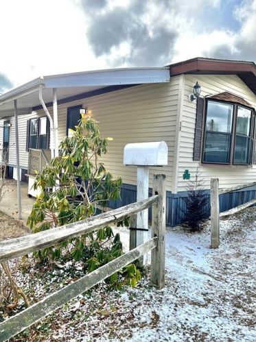 11 New St, Beacon Falls, CT 06403-1613