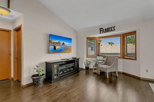 1007 Sunwood Park Ln, Saint Cloud, MN 56387-1765