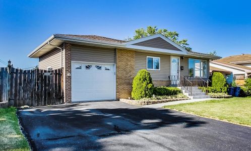 698 Lake Park Dr, Addison, IL 60101-3221