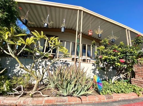 601 Flintstone Dr, Santa Ana, CA 92704-2471