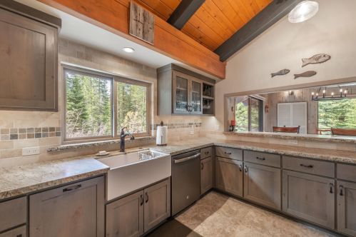 6860 Riv Rd, Truckee CA  exterior