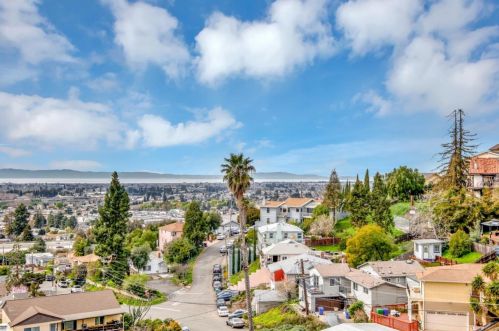 17069 President Dr, Hayward, CA 94546-3839