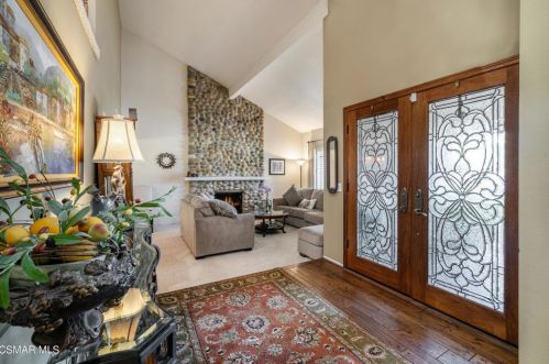 271 Parkview Dr, Calabasas, CA 91377-1124