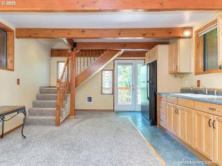3707 Hillside Dr, Portland, OR 97267-5835