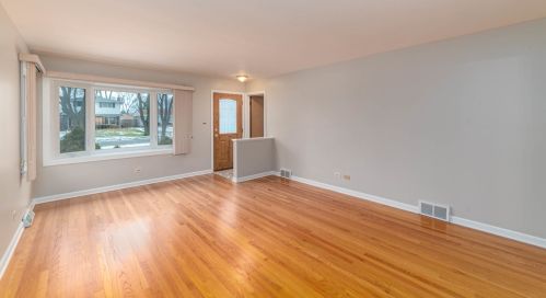 931 Stratford Ave, Elmhurst, IL 60126-5364