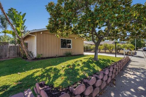 1111 Gale St, Escondido, CA 92027-1232
