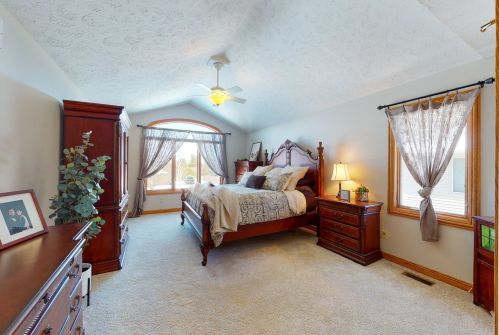 750 Fairway Ln, Sycamore IL  60178 exterior