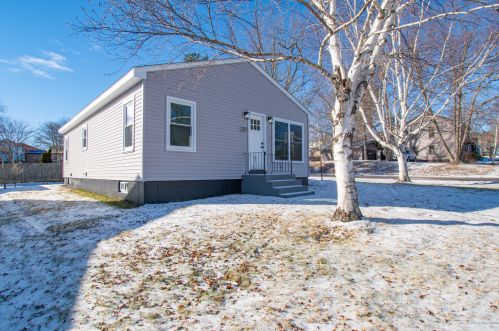 327 Pleasant St, Lewiston ME  04240-4534 exterior