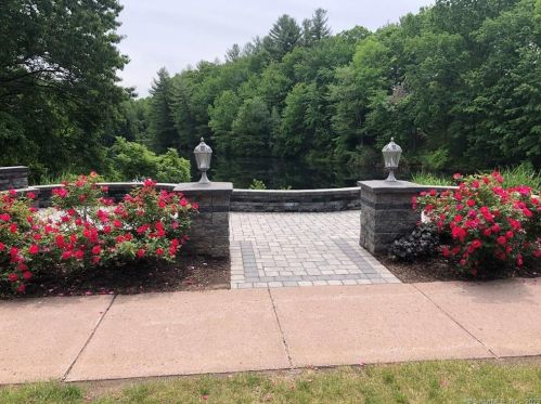 16 Rhodora Ter, Windsor CT  06095-4721 exterior