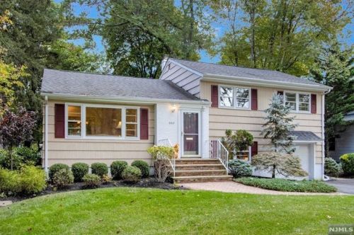 557 Nagle St, Ridgewood, NJ 07450-1914