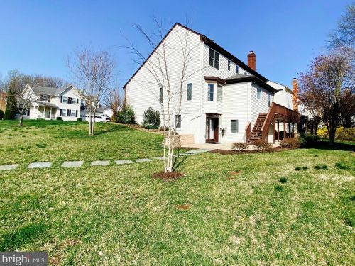 6041 Forest Run Dr, Clifton, VA 20124-2326