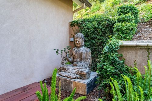 2010 Buckingham Pl, Glendale CA  91206-1401 exterior