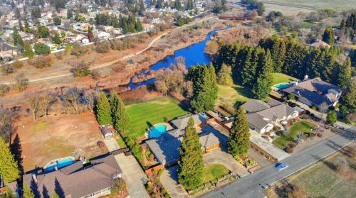 9137 Rancho Dr, Elk Grove, CA 95624-2058