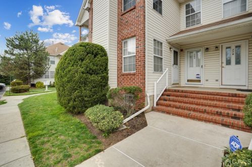 284 Vasser Dr, Piscataway, NJ 08854-6652