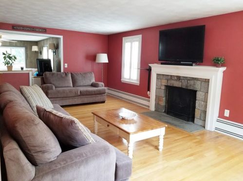 48 Hollywood Ave, Warwick, RI 02888-3313