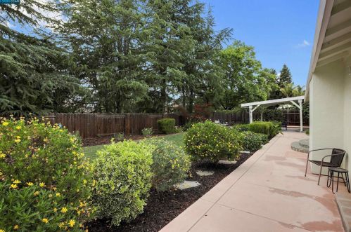 1833 Leo Ln, Concord CA  94521-2348 exterior