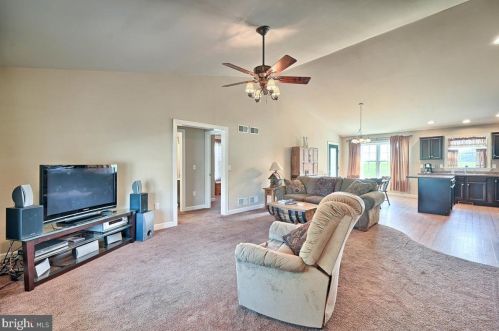 60 Coolidge Dr, Ephrata, PA 17522-1131