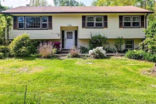 22 Nutmeg Ln, Huntington CT  06484-1713 exterior