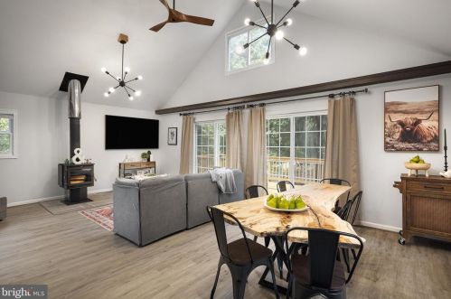 950 Wild Turkey Rd, Harpers Ferry, WV 25425-4827