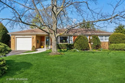 1408 Huntington Dr, Glenview, IL 60025-2228