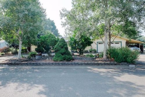 2900 Winter Nell Cir, Medford OR  97504-8155 exterior