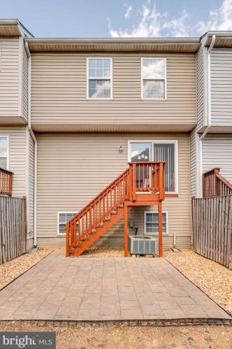 33 Holmes Dr, Charles Town WV 25414-4412 exterior