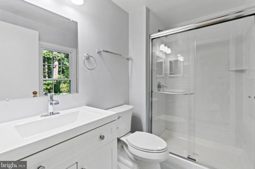 5835 Oakland Park Dr, Springfield VA  22015-2438 exterior