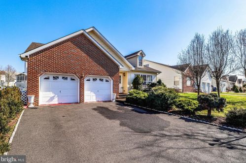 9 Canal View Dr, Trenton, NJ 08648-1319
