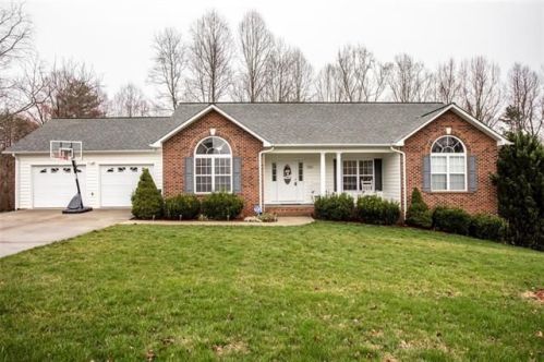 126 Buck Shoals Cir, Hudson, NC 28638-9135