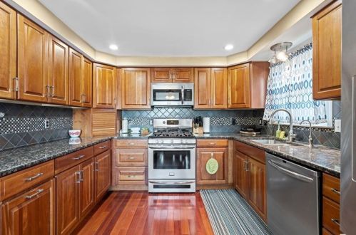 306 Woodside Dr, Providence, RI 02904-8948