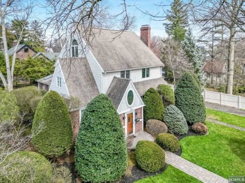 205 Vandelinda Ave, Teaneck, NJ 07666-4228
