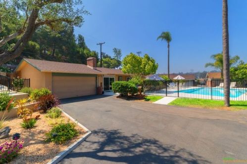 2360 Snead Dr, Oceanside, CA 92056-3717