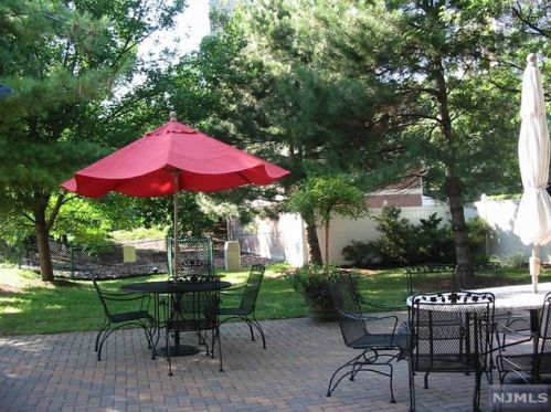 402 Penn Ct, Edgewater NJ  07020-1646 exterior