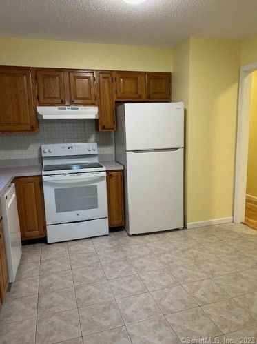 13 Abbey Ct, Cheshire CT  06410-1536 exterior