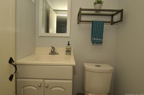 14 Meadow Rd, Windsor CT  06095-4617 exterior