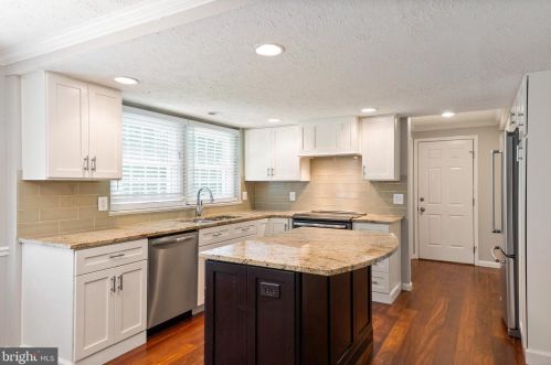 11211 Longwood Grove Dr, Herndon, VA 20194-1305