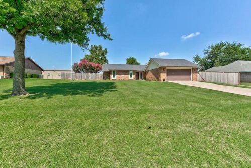 1509 Nelms Dr, Mustang, OK 73064-1219