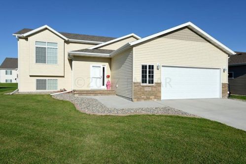 3225 27th St, Moorhead, MN 56560-5404