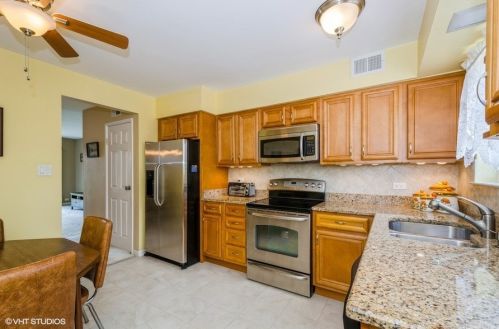 9433 Bay Colony Dr, Des Plaines, IL 60016-3625