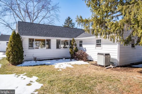 901 Enola Rd, Carlisle PA 17015-9548 exterior