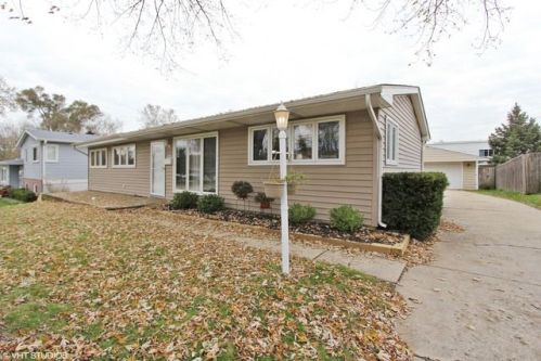 18541 Woodland Ter, Gurnee, IL 60031-1536