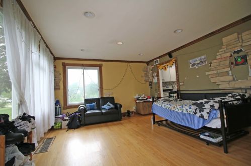 1955 Laura Ln, Des Plaines, IL 60018-3906