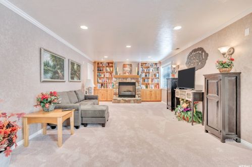 940 Johnsonway Dr, Sandy UT 84094-6346 exterior