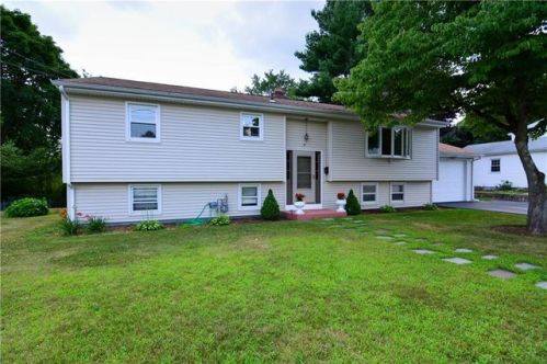 9 Kern Acre Dr, Providence, RI 02919-3431